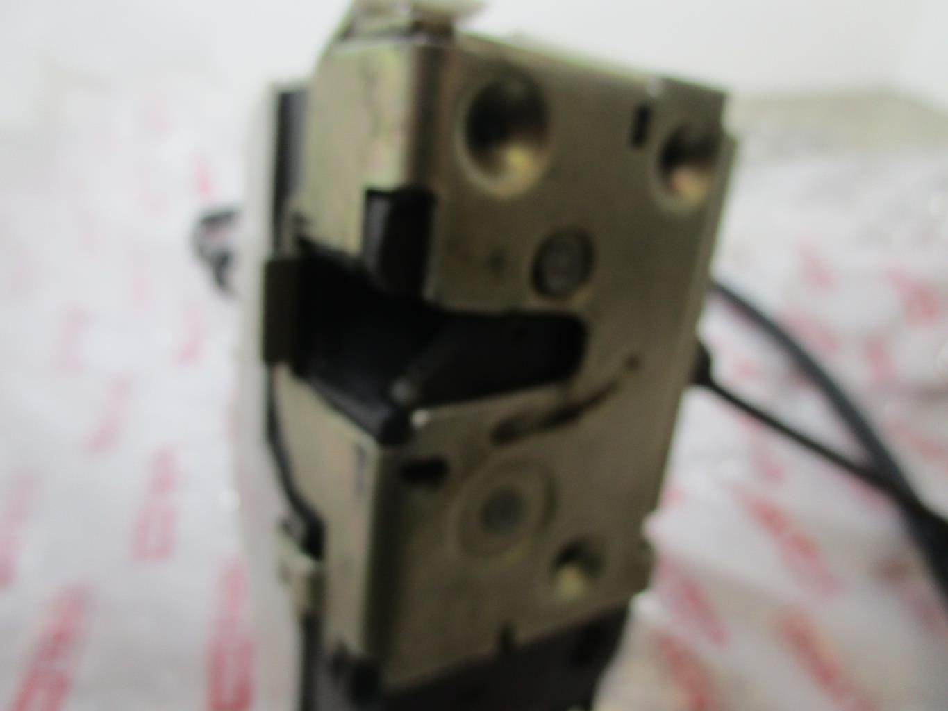 Serrure avant gauche CITROEN C3 PLURIEL – 9135p3