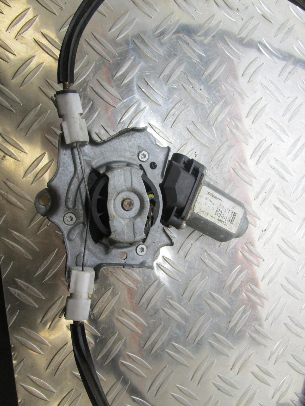 Leve vitre electrique avant gauche RENAULT CLIO 2 PHASE 2 – 7700842247