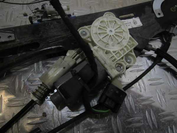 Leve vitre electrique avant droit MERCEDES CLASSE CLS 219 PHASE 1 – 0130821432