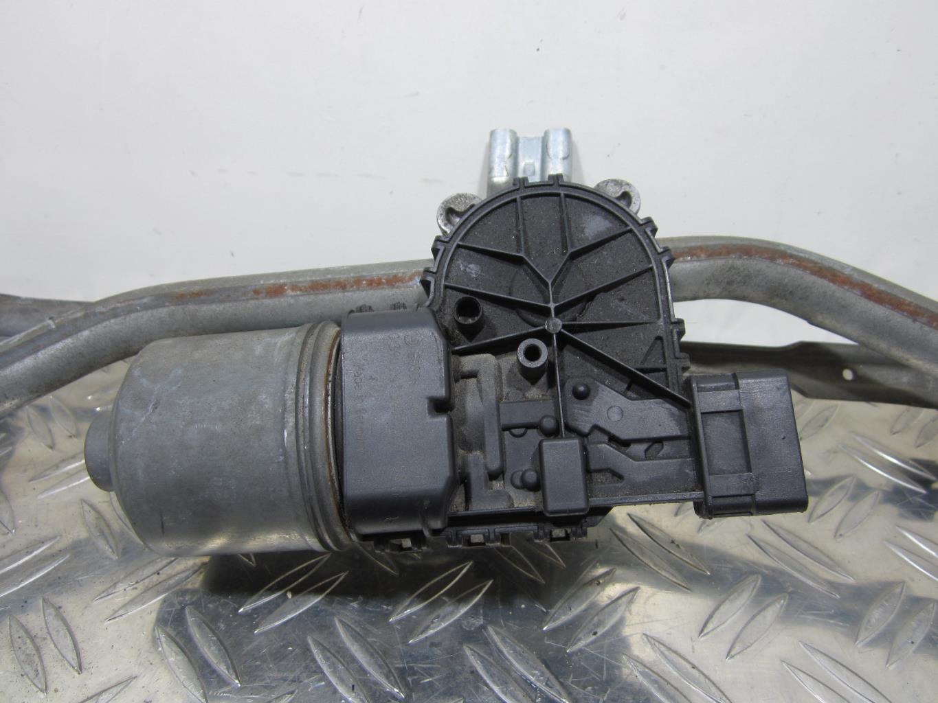 Moteur essuie glace avant PEUGEOT 207 – 0390241540 / 3397020769 / 9650380780