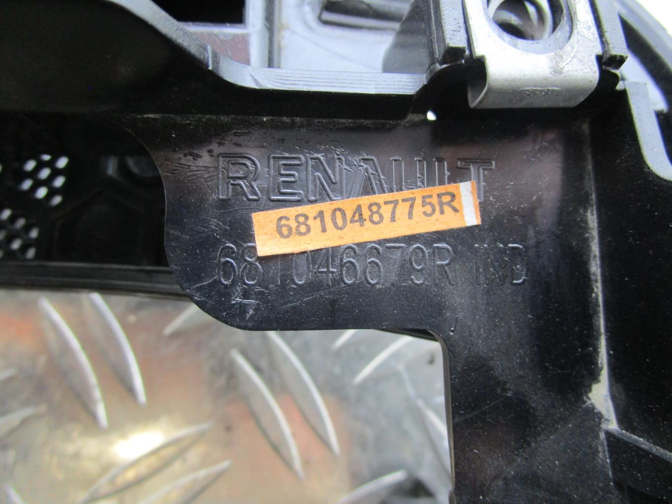 Console central (interieur plastique) RENAULT CLIO 4 PHASE 1 – 681046679r