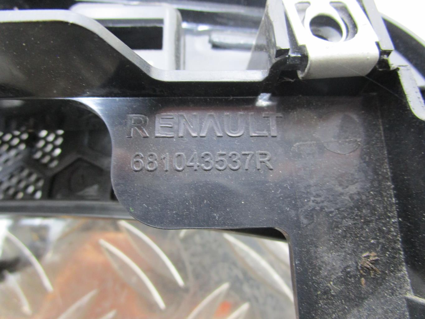 Console central (interieur plastique) RENAULT CLIO 4 PHASE 1 – 681043537r
