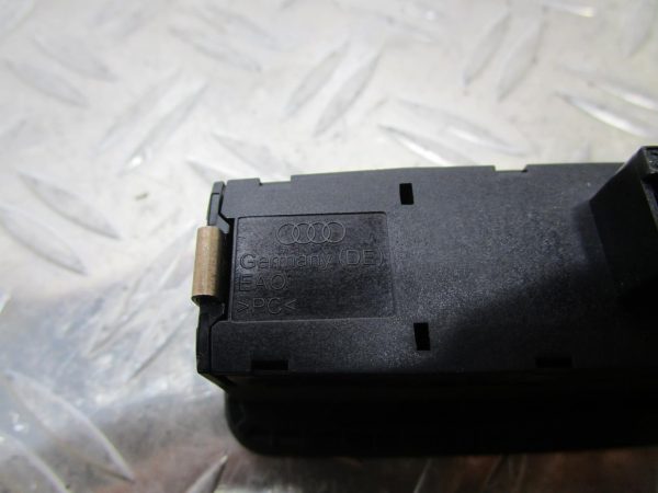 Bouton de warning AUDI A1 1 – 18478681