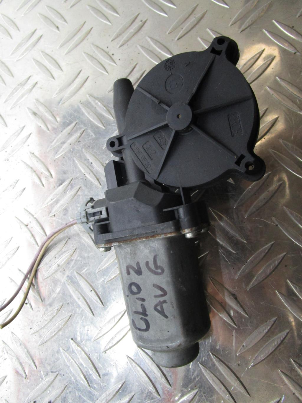 Moteur leve vitre avant gauche RENAULT CLIO 2 PHASE 1 – 0130822020