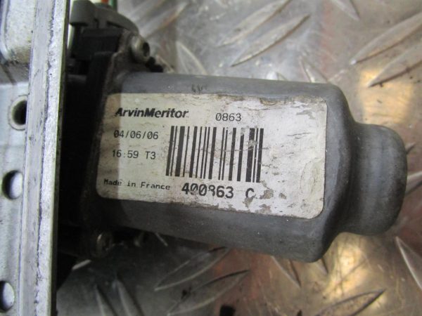 Leve vitre electrique arriere droit RENAULT CLIO 3 PHASe 1 – 8200291153