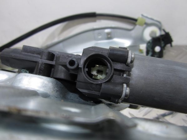 Leve vitre electrique avant droit RENAUTL CLIO 3 PHASE 2 – 8200291147