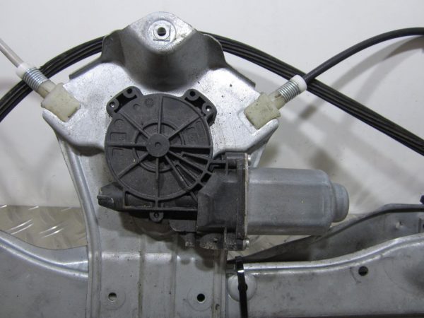 Leve vitre electrique avant droit RENAUTL CLIO 3 PHASE 2 – 8200291147
