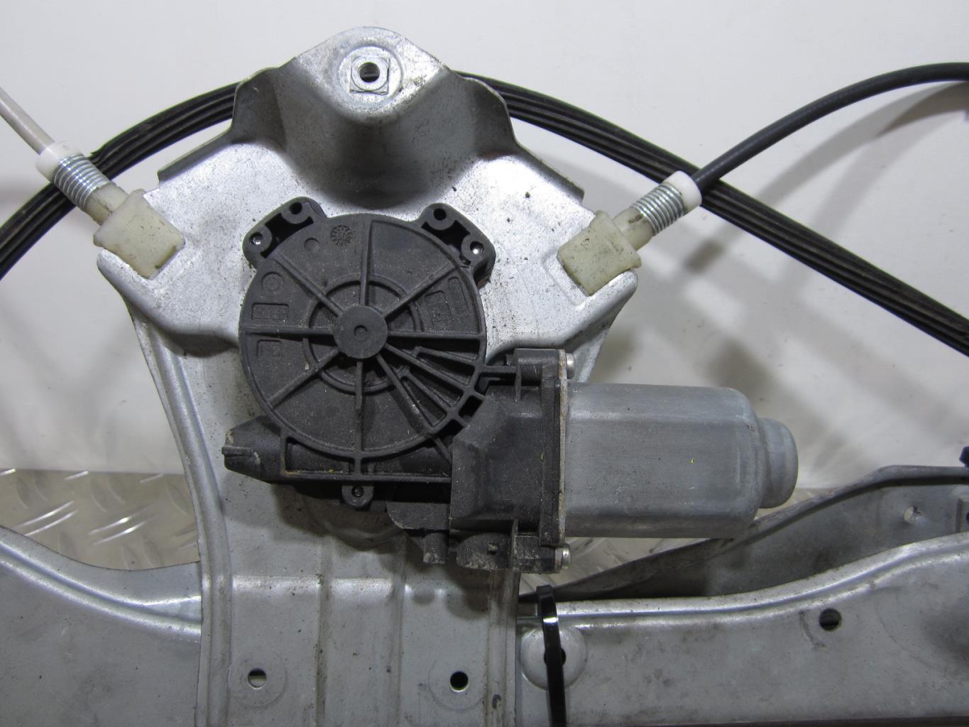 Leve vitre electrique avant droit RENAUTL CLIO 3 PHASE 2 – 8200291147