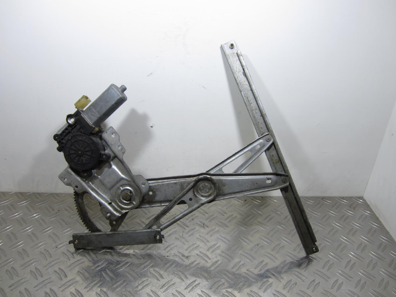 Leve vitre electrique avant droit TOYOTA YARIS 1 PHASE 1 – 106281XXX