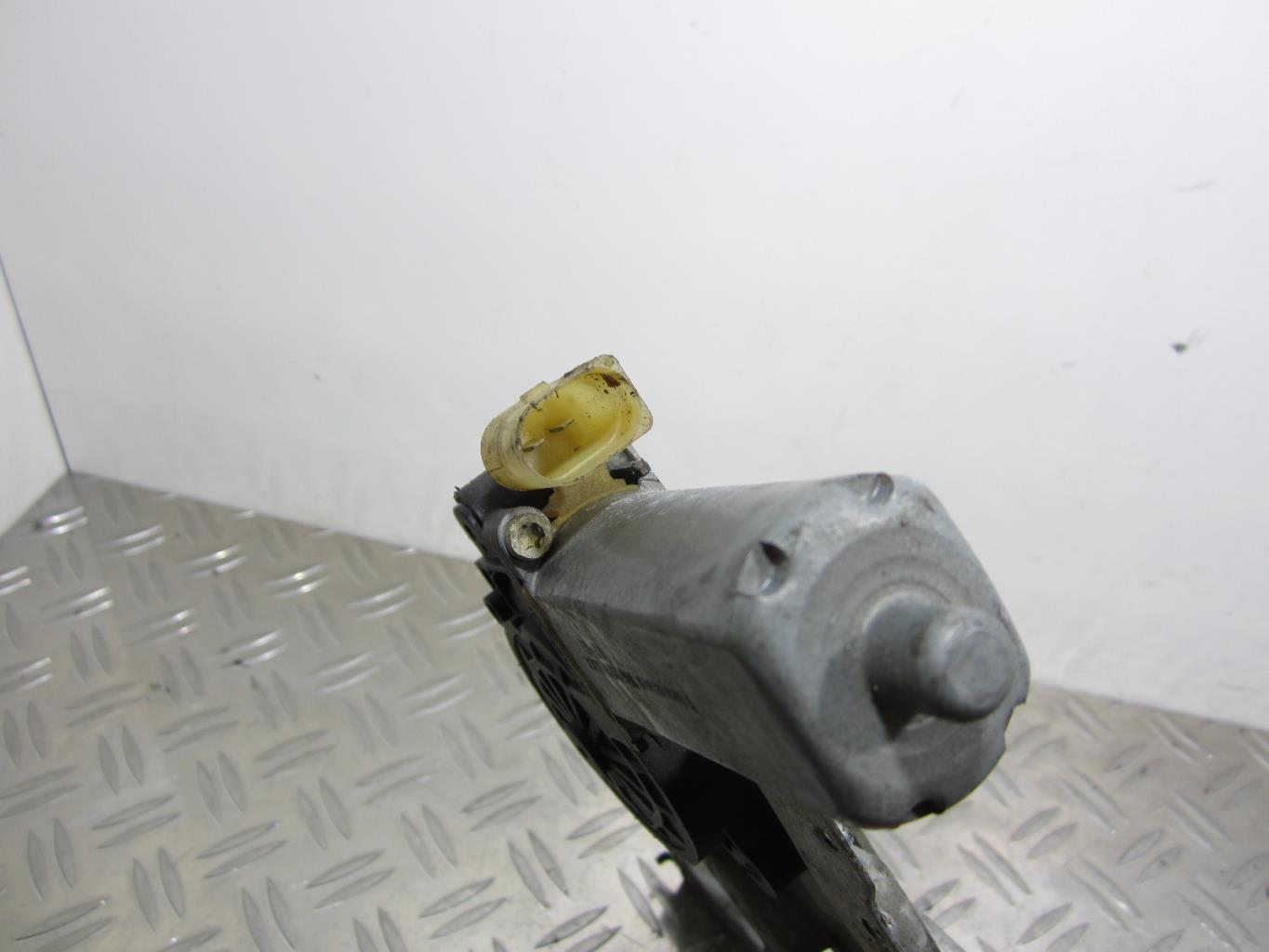 Leve vitre electrique avant droit TOYOTA YARIS 1 PHASE 1 – 106281XXX