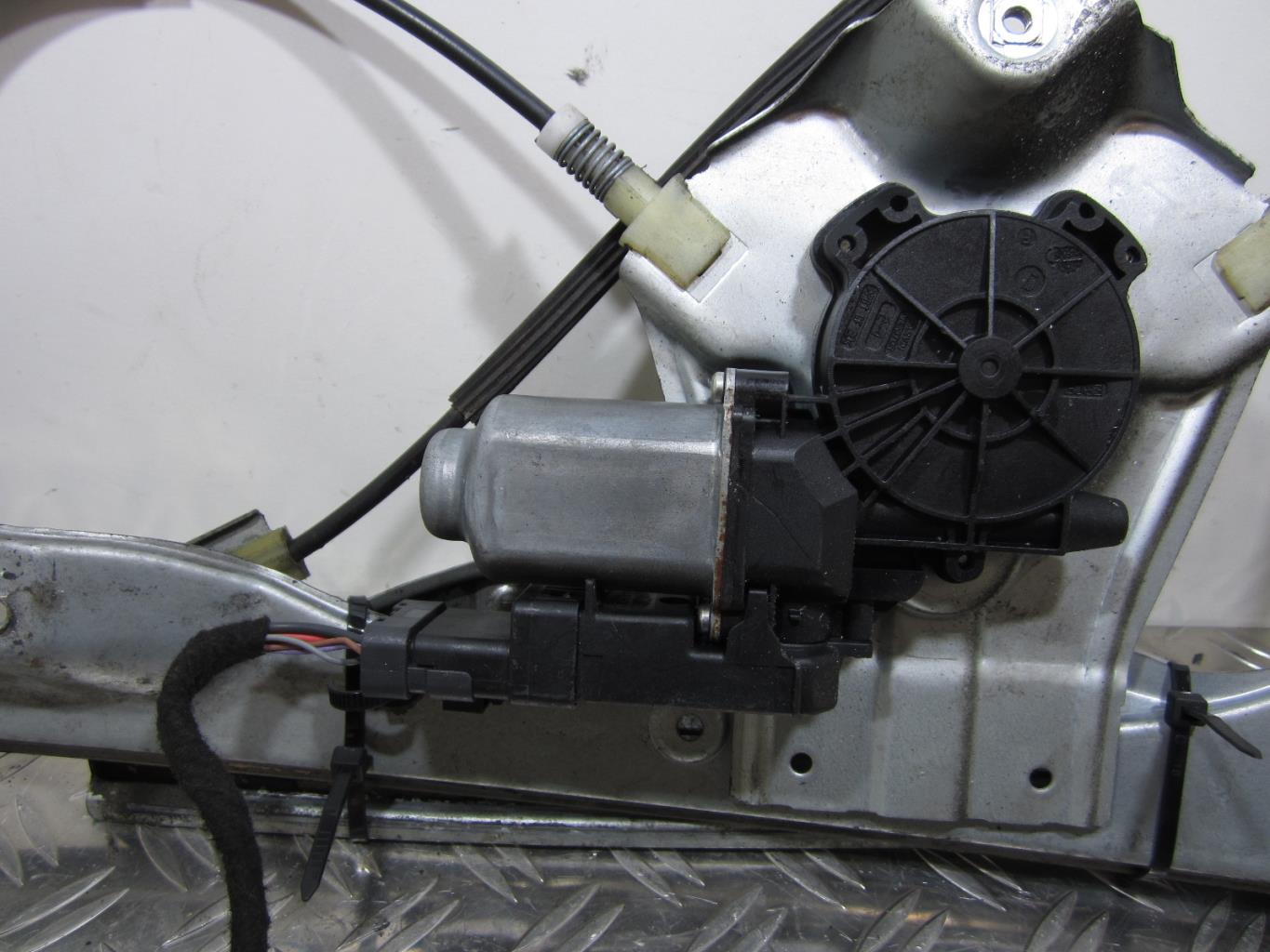 Leve vitre electrique avant gauche RENAULT CLIO 3 PHASE 1 – 400858G