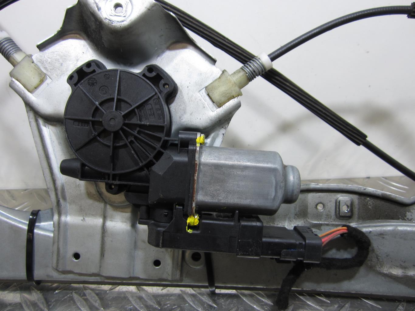Leve vitre electrique avant droit RENAULT CLIO 3 PHASE 2 – 400859G