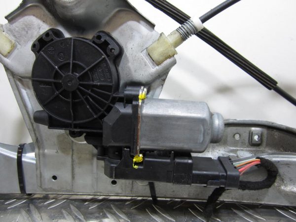 Leve vitre electrique avant droit RENAULT CLIO 3 PHASE 2 – 400859G