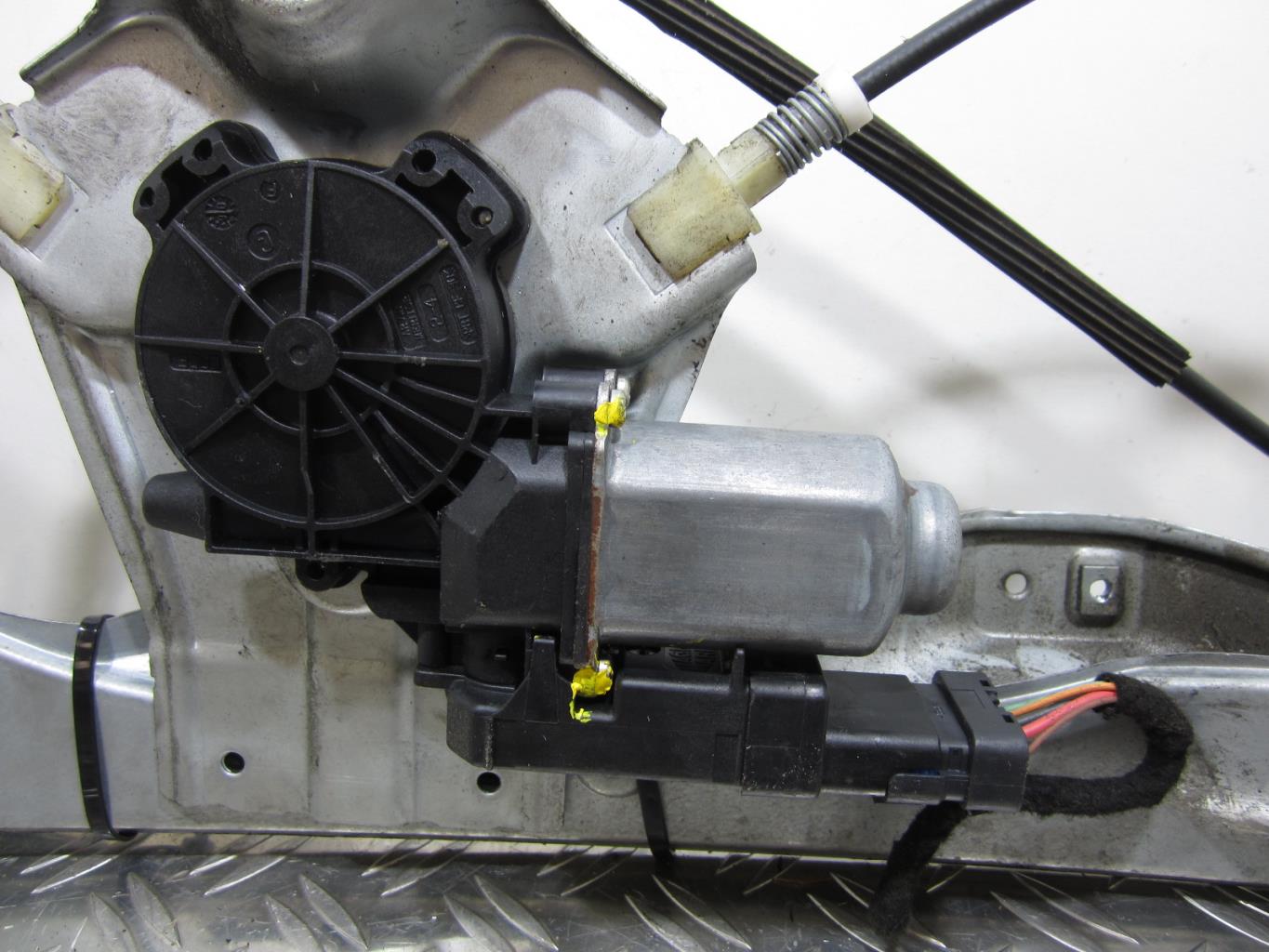 Leve vitre electrique avant droit RENAULT CLIO 3 PHASE 2 – 400859G