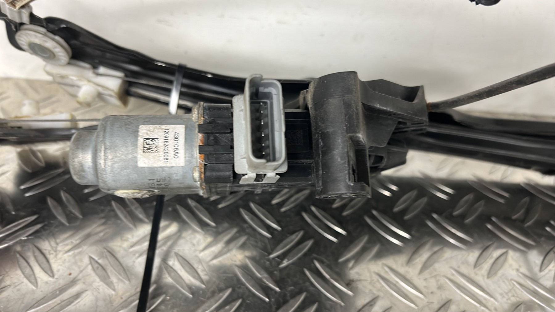 Leve vitre electrique avant gauche CITROEN DS5 PHASE 1 – 9804388280