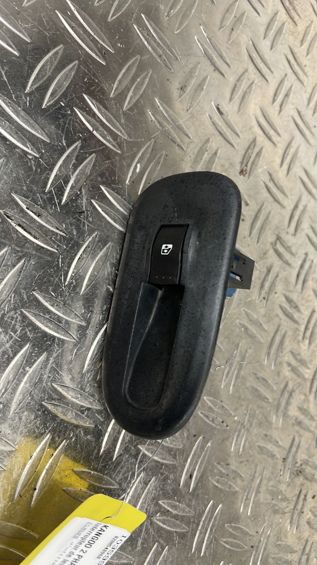 Interrupteur de leve vitre avant droit RENAULT KANGOO 2 PHASE 1 – 8200548968
