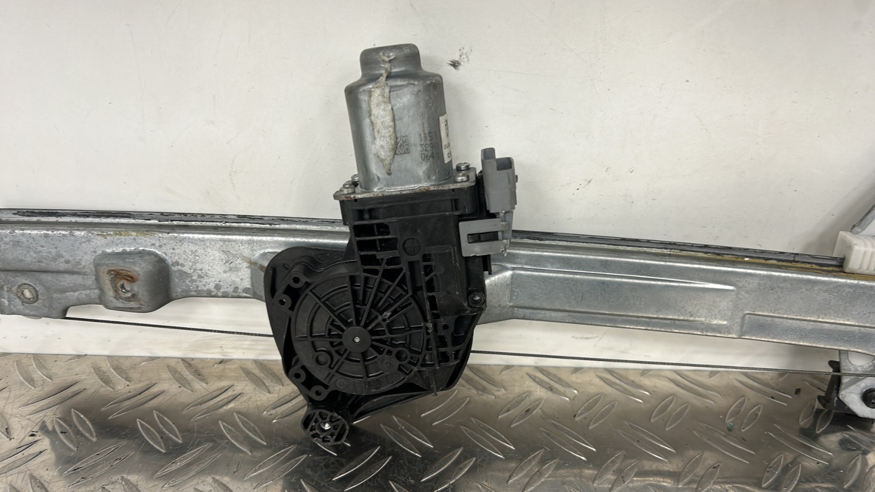 Leve vitre electrique avant gauche CITROEN C4 2 PHASE 1 – 9802531980