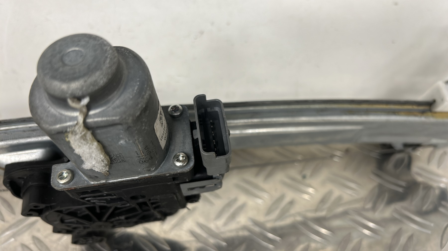 Leve vitre electrique avant gauche CITROEN C4 2 PHASE 1 – 9802531980