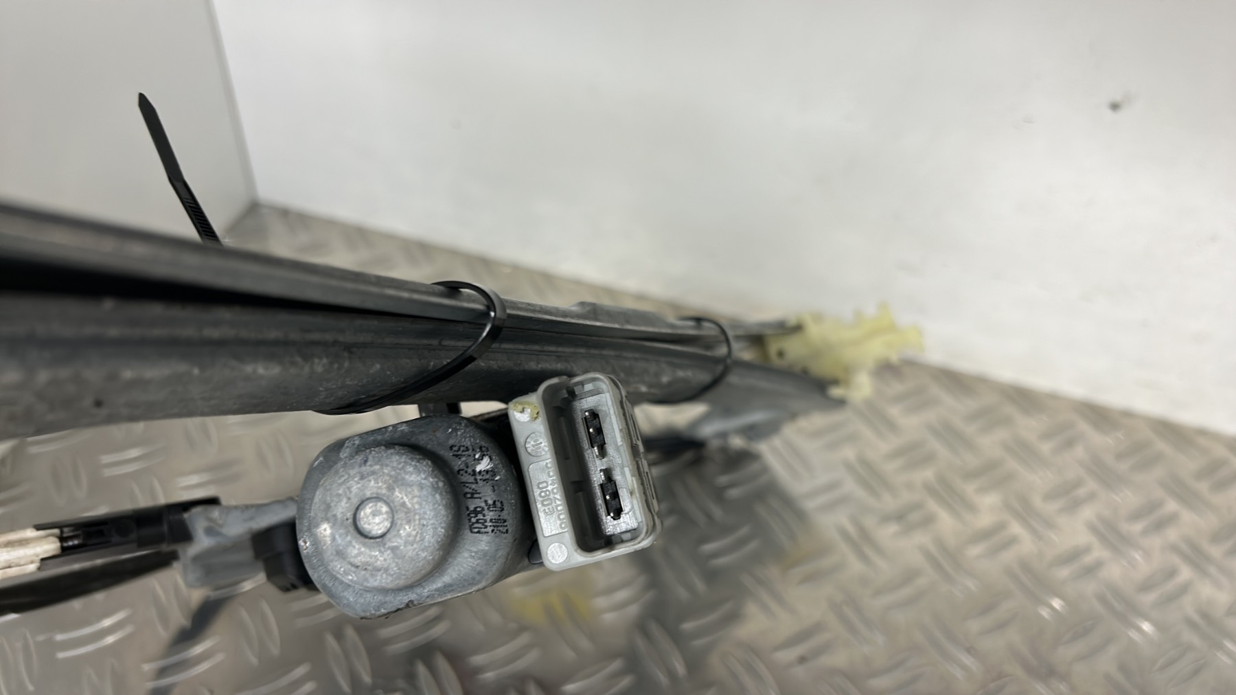 Leve vitre electrique avant gauche PEUGEOT 1007 – 1183559648