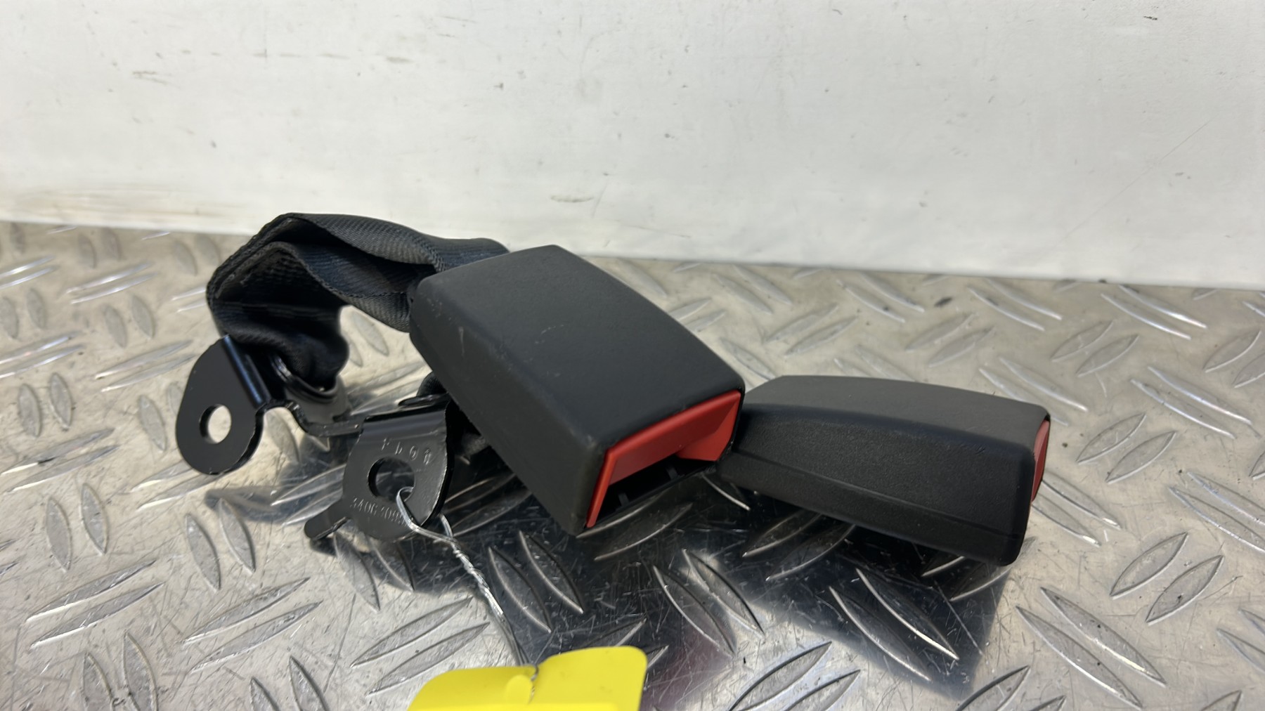 Attache ceinture arriere centrale CITROEN C3 2 PHASE 2 – 9681958880