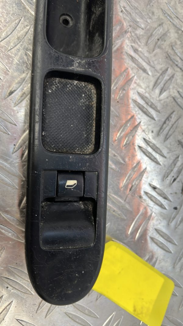 Interrupteur de leve vitre avant droit PEUGEOT 207 PHASE 1 – 11561532621