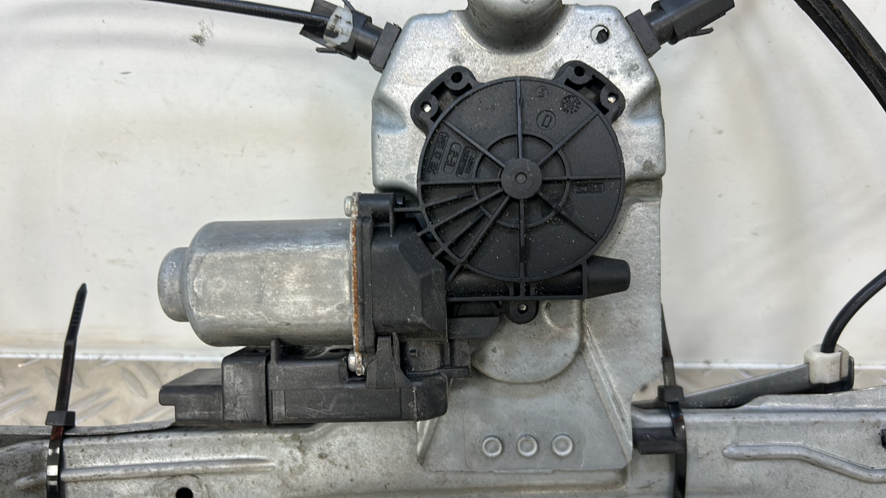 Leve vitre electrique avant gauche RENAULT CLIO 3 PHASE 1 – 400854F