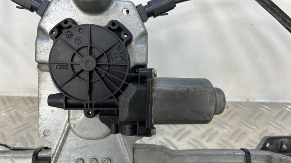 Leve vitre electrique avant droit RENAULT CLIO 3 PHASE 1 – 400857