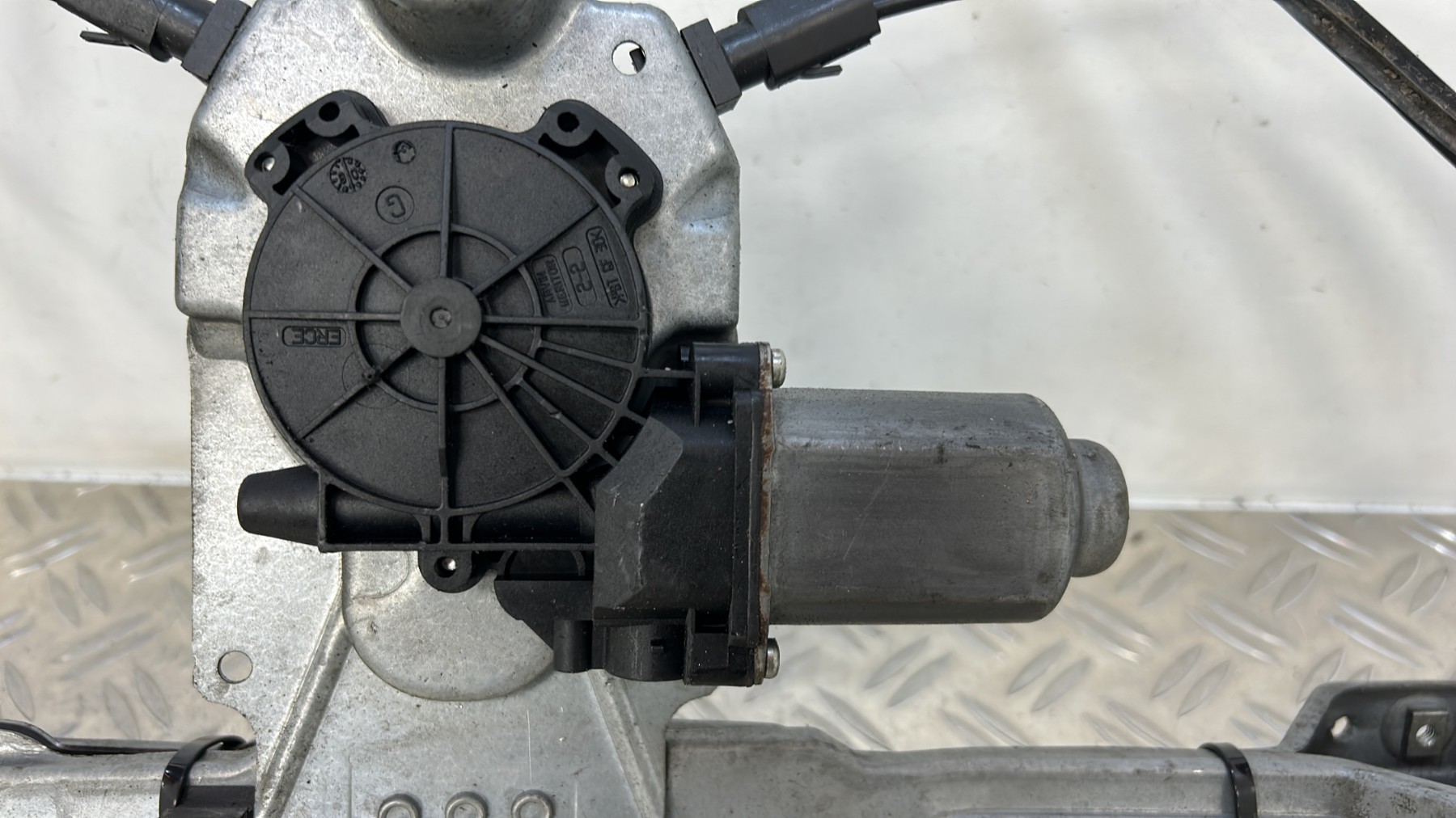 Leve vitre electrique avant droit RENAULT CLIO 3 PHASE 1 – 400857