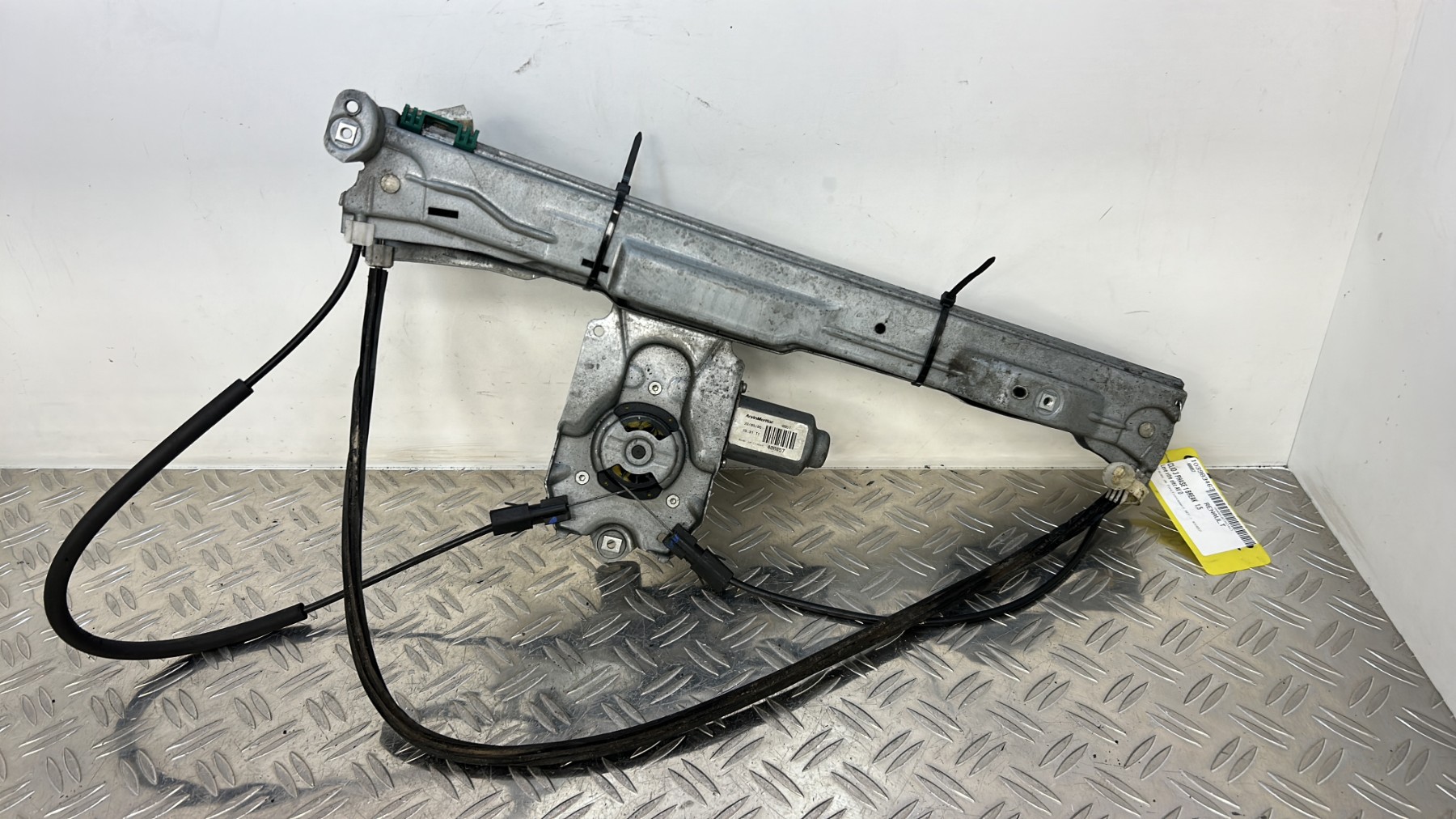 Leve vitre electrique avant droit RENAULT CLIO 3 PHASE 1 – 400857