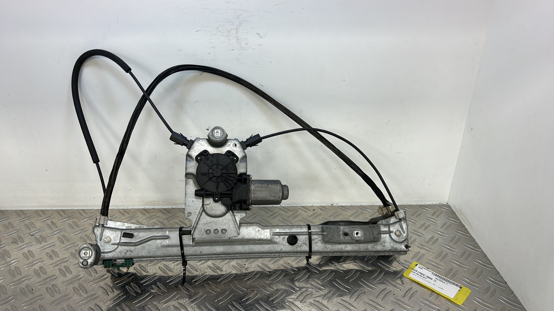 Leve vitre electrique avant droit RENAULT CLIO 3 PHASE 1 – 400857