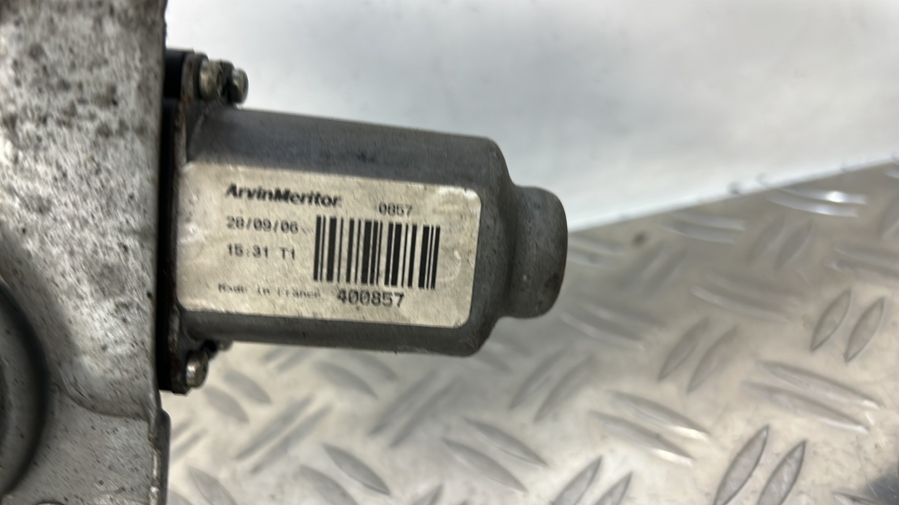 Leve vitre electrique avant droit RENAULT CLIO 3 PHASE 1 – 400857