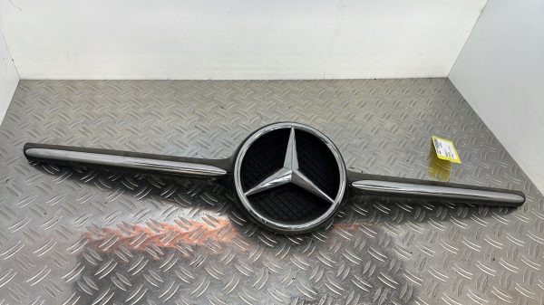 Grille de calandre MERCEDES CLASSE A117 180 – a0008880060