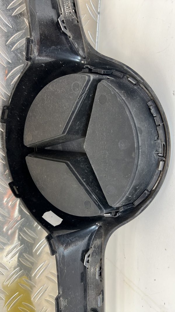 Grille de calandre MERCEDES CLASSE A117 180 – a0008880060