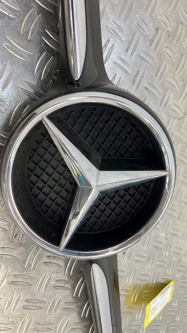 Grille de calandre MERCEDES CLASSE A117 180 – a0008880060