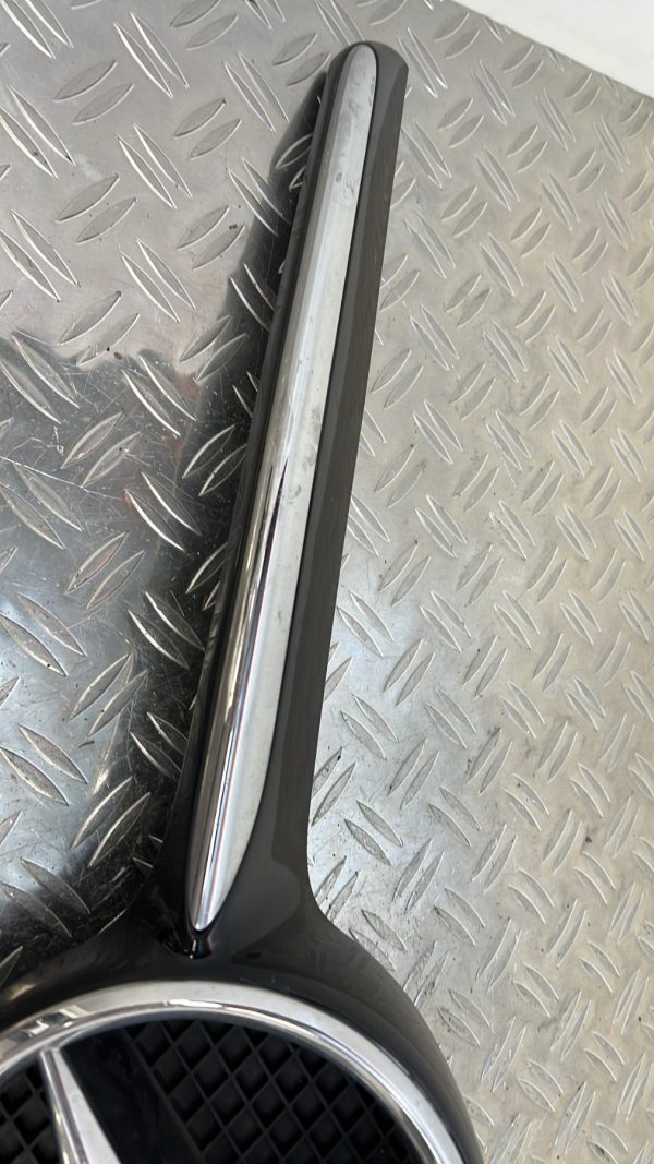 Grille de calandre MERCEDES CLASSE A117 180 – a0008880060