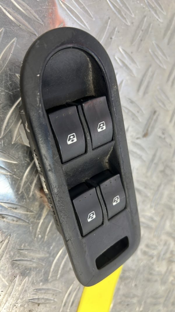 Interrupteur de leve vitre avant gauche RENAULT SCENIC 2 PHASE 2 – 8200160603