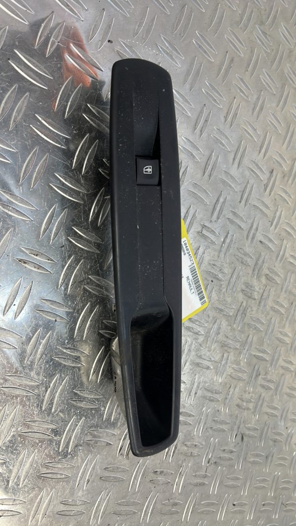 Interrupteur de leve vitre avant droit RENAULT MEGANE 3 PHASE 2 – 809600018r