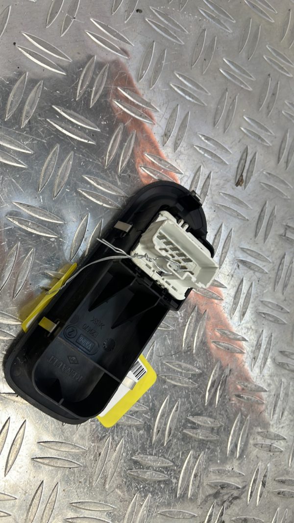 Interrupteur de leve vitre avant gauche RENAULT CLIO 3 PHASE 1 BREAK – 284B60008R