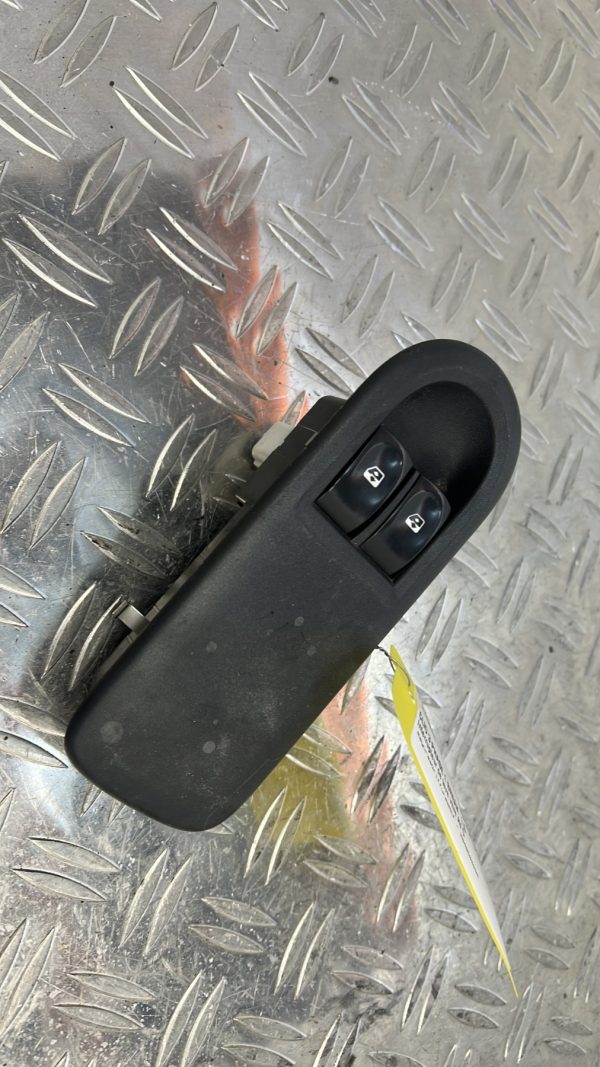 Interrupteur de leve vitre avant gauche RENAULT CLIO 3 PHASE 1 BREAK – 284B60008R