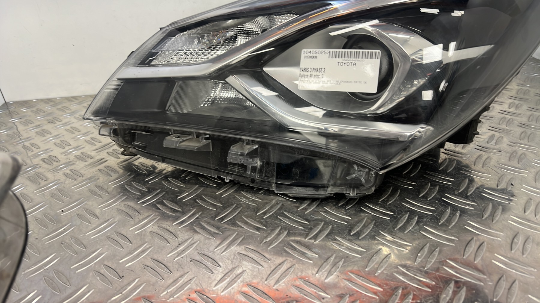 Optique avant principal gauche (feux)(phare) TOYOTA YARIS 3 PHASE 3 – 811700DK00