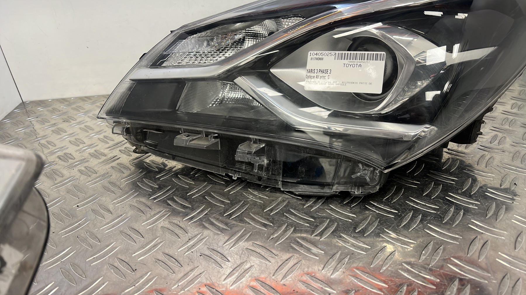 Optique avant principal gauche (feux)(phare) TOYOTA YARIS 3 PHASE 3 – 811700DK00