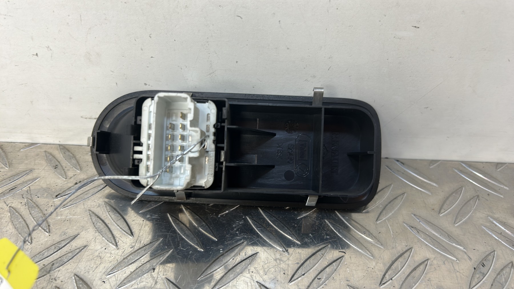 Interrupteur de leve vitre avant gauche RENAULT CLIO 3 PHASE 1 – 8200356519