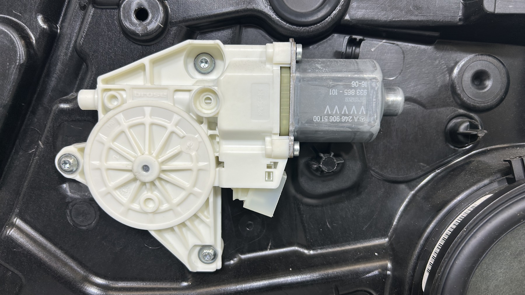 Moteur leve vitre avant gauche MERCEDES CLASSE A 176 PHASE 2 – A12376600229051 / A1667200135 / A2468200100 / A1767206500 / A2465404805 / A1767220170