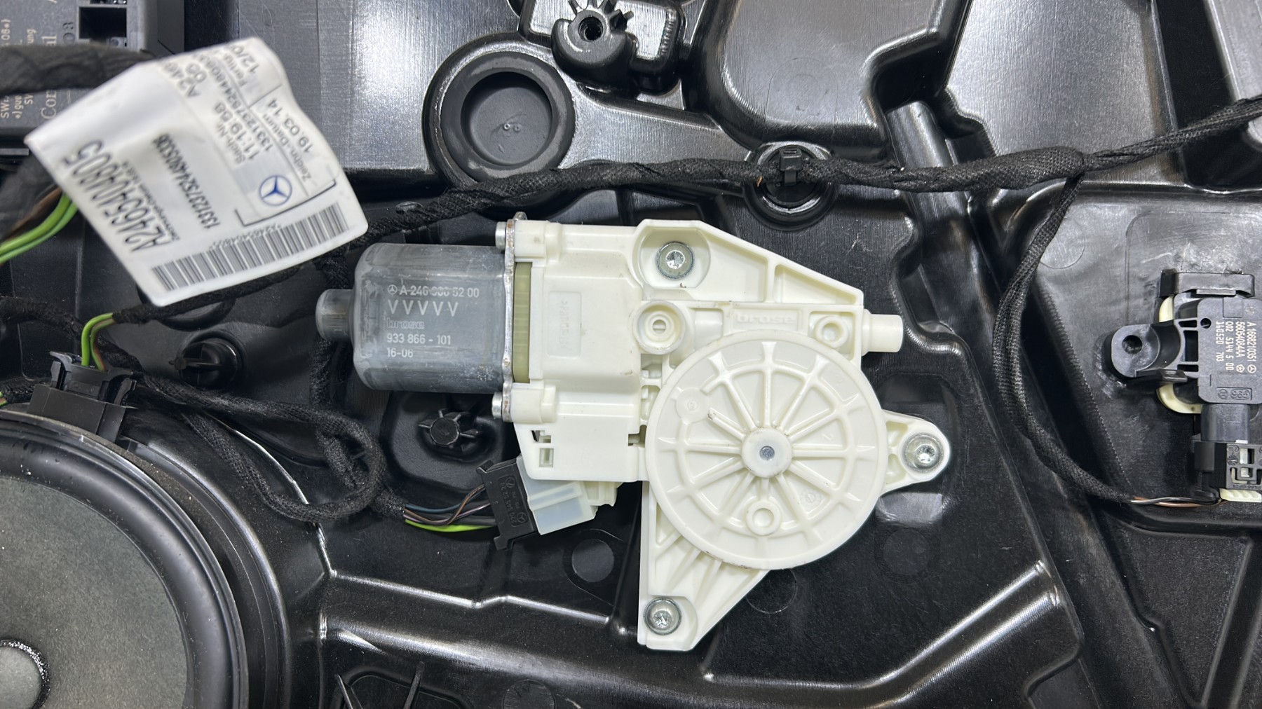 Moteur leve vitre avant droit MERCEDES CLASSE A 176 PHASE 2 – A12376600229051 / A1667200435 / A1767230314 / A1669000518 / A2465404805 /A2047601800 / A2468200100 / A1767206600