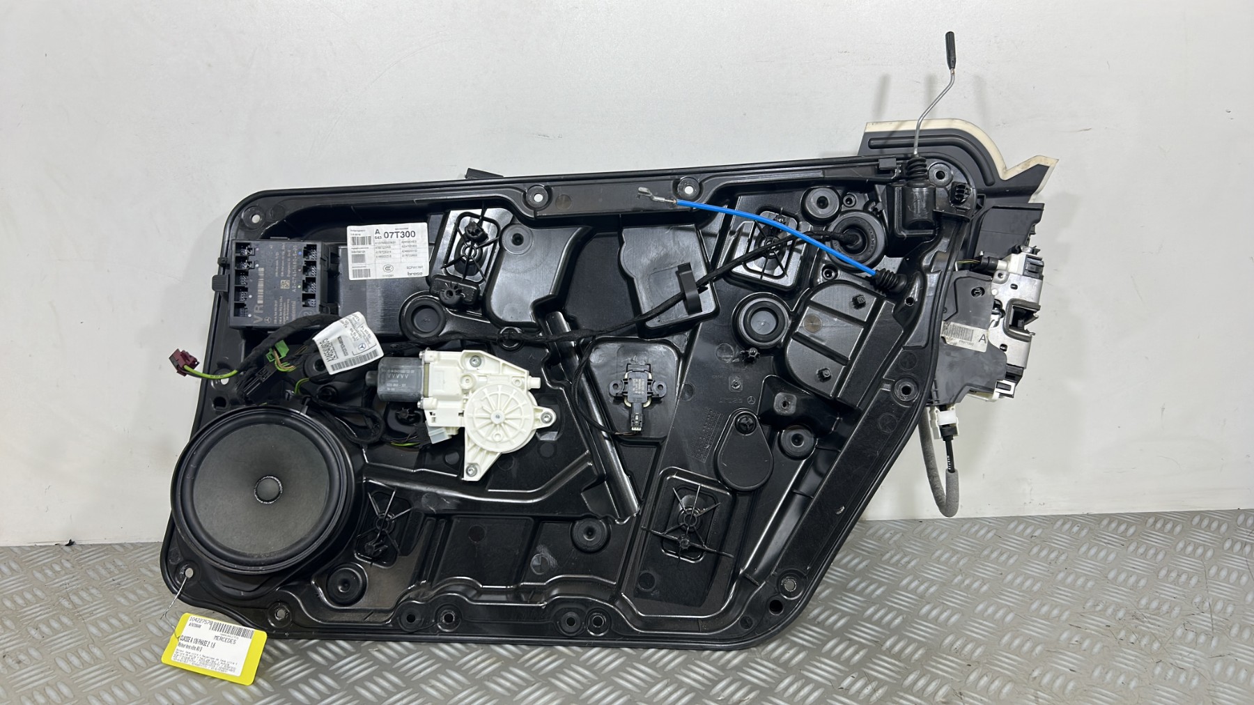 Moteur leve vitre avant droit MERCEDES CLASSE A 176 PHASE 2 – A12376600229051 / A1667200435 / A1767230314 / A1669000518 / A2465404805 /A2047601800 / A2468200100 / A1767206600