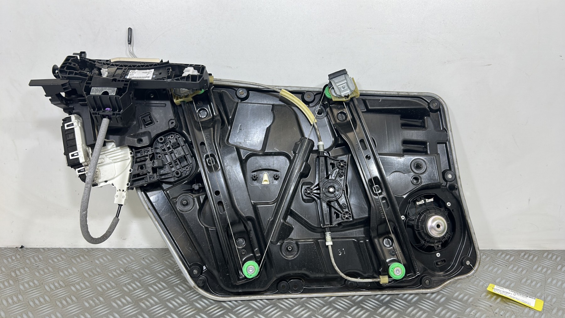 Moteur leve vitre avant droit MERCEDES CLASSE A 176 PHASE 2 – A12376600229051 / A1667200435 / A1767230314 / A1669000518 / A2465404805 /A2047601800 / A2468200100 / A1767206600