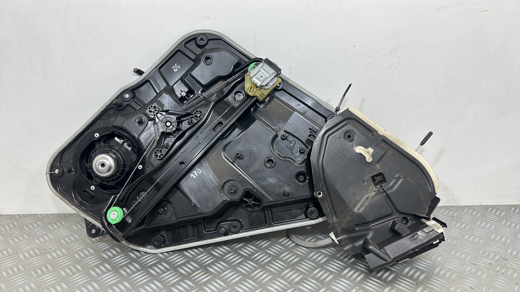 Moteur leve vitre arriere gauche MERCEDES CLASSE A 176 PHASE 2 – A12376600229051 / A1767303800 / A2468200100 / A2047302735 / A2047602134 / A1765405908 / A1767330100