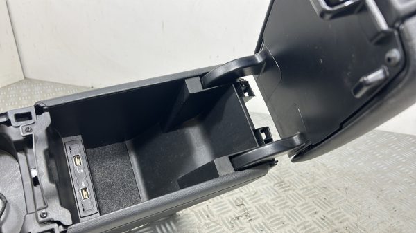 Console central (interieur plastique) MERCEDES CLASSE A 176 PHASE 2 – A1766801300