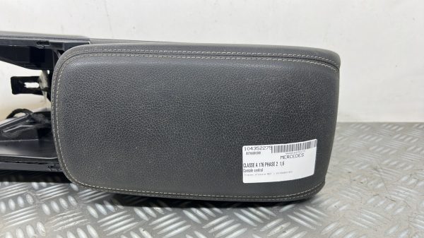 Console central (interieur plastique) MERCEDES CLASSE A 176 PHASE 2 – A1766801300