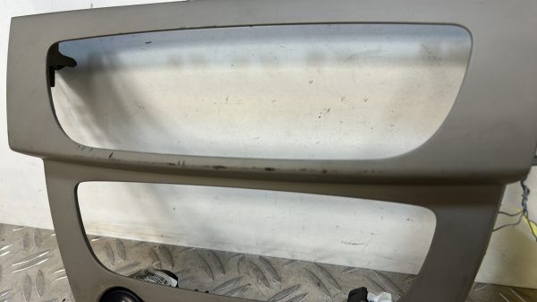 Console central (interieur plastique) RENAULT MEGANE 3 PHASE 1 – 682600022r